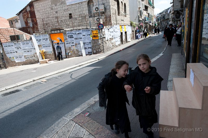 20100409_122228 D3.jpg - 2 young girls, Mea Shearim